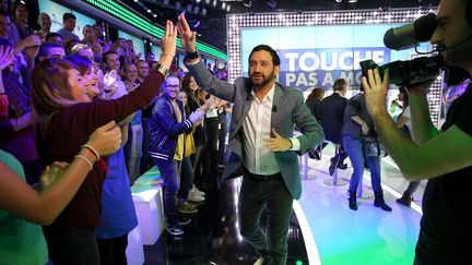 Cyril Hanouna et ses fans sur le plateau de "Touche pas à mon poste", le 13 octobre 2014. (MAXPPP)