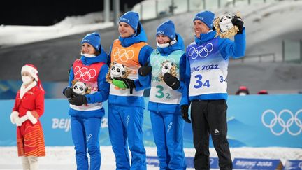 Les Français sur le podium du relais mixte des JO de Pékin le 5 février 2022. (RAMIL SITDIKOV / SPUTNIK)