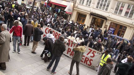 Une centaine de personnes, dont la coordination des sans-papiers, manifestent devant la mairie du 10e arrondissement, rue du faubourg Saint-Denis &agrave; Paris, le 27 octobre 2011. (CITIZENSIDE.COM / AFP)