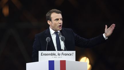 Emmanuel Macron prend la parole devant ses partisans