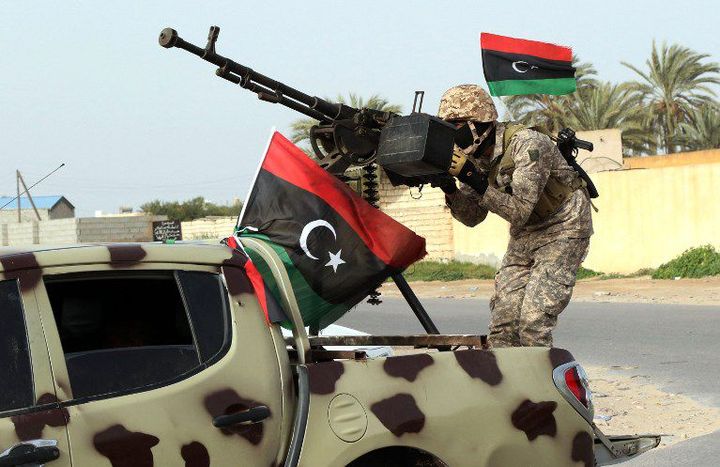 A bord d'un pick up surmonté d'une mitrailleuse, un milicien de la brigade du gouvernement de Tripoli, non reconnu par la communauté internationale. (Photo AFP/Mahmud Turkia)