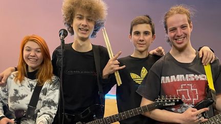 Quatre jeunes originaires de la région du Donbass ont composé une chanson&nbsp;contre la guerre entre l’Ukraine et la Russie, sur le site de BBC News. (CAPTURE D'ECRAN)