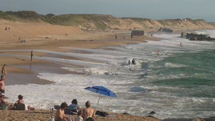 Lundi 1er juillet, le 13 Heures se rend dans les Landes pour profiter des vacances. Entre tongs et glaces, l'artisanat local est apprécié des habitants et des touristes. (France 2)