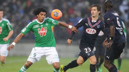 Le Stéphanois Brandao face à la tenaille bordelaise