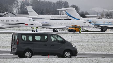 Des jets privés alignés à Dubendorf&nbsp;à 150km de Davos, le 18 janvier 2023. (SEBASTIEN BOZON / AFP)