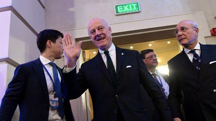 L'émissaire spécial de l'ONU pour la Syrie, Staffan de Mistura, à son arrivée à l'hôtel Rixos pour l'ouverture des pourparlers entre le régime d'Assad et la rébellion, le 27 janvier 2017, au Kazakhstan. (Kirill KUDRYAVTSEV/AFP)