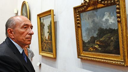 Le maire de Lyon Gérard Collomb devant "Le rocher", l'un des Fragonard acquis par le Musée des Beaux-Arts.
 (R.Mouillaud/PHOTOPQR/Le Progrès)