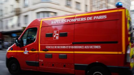 Un camion de pompiers à Paris, le 15 juillet 2023. (LAURE BOYER / HANS LUCAS / AFP)