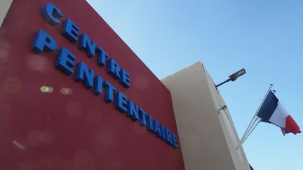 La façade de l'entrée du centre pénitentiaire de Perpignan (Pyrénées-Orientales), le 27 septembre 2018. (RAYMOND ROIG / AFP)