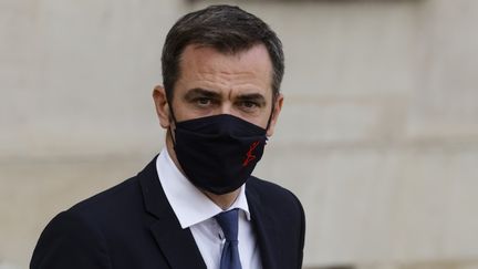 Le ministre de la Santé, Olivier Véran, quitte l'Elysée après le Conseil des ministres, le 7 octobre 2020. (LUDOVIC MARIN / AFP)