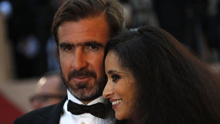 Eric Cantona et son épouse Rachida Brakni à la présentation de "Looking for Eric" de Ken Loach à Cannes, le 18 mai 2009.
 (VALERY HACHE / AFP)