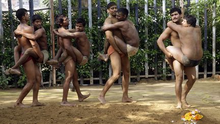 Des lutteurs indiens s'&eacute;chauffent &agrave; Akhara (Inde), le 18 avril 2012. (JITENDRA PRAKASH / REUTERS)