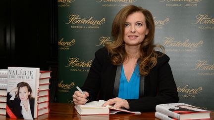 Val&eacute;rie Trierweiler, reine incontest&eacute;e des ventes de livres en France en 2014, dans une librairie de Londres (Royaume-Uni), le 25 novembre 2014. (LEON NEAL / AFP)