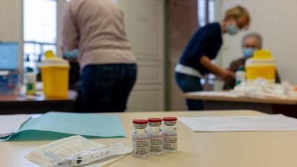 Des doses de vaccins Moderna contre le Covid-19 dans le centre de vaccination de Lignières, dans le Cher, le 16 janvier 2022. (ISAERT BRUGERE / HANS LUCAS)