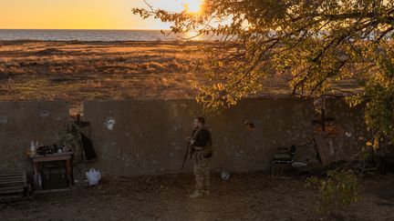 Ukrainian soldiers near the Dnipro River, Ukraine, November 6, 2023. (ROMAN PILIPEY / AFP)