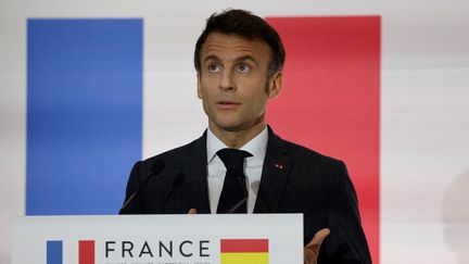 Emmanuel Macron s'exprime sur la réforme des retraites jeudi 19 janvier lors d'un sommet franco-espagnol à Barcelone.