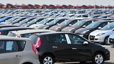 Les constructeurs fran&ccedil;ais ont particuli&egrave;rement souffert de cette contraction, puisque PSA Peugeot Citro&euml;n s'est repli&eacute; de 8,9% et le groupe Renault de 5% par rapport &agrave; novembre 2013. (PHILIPPE HUGUEN / AFP)