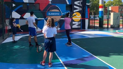 Une trentaine de jeunes de Clichy-la-garenne bénéficient de cours de tennis gratuit grâce à l'association Etendart. (EMMA SARANGO / RADIO FRANCE)