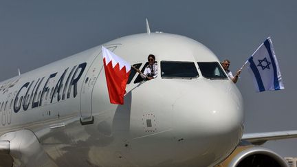 Un A320 de la compagnie Gulf Air après son atterrissage à l'aéroport Tel-Aviv (Israël), jeudi 30 septembre 2021,&nbsp;au terme du&nbsp;premier vol commercial avec le Bahreïn depuis la normalisation des relations entre les deux pays. (EMMANUEL DUNAND / AFP)