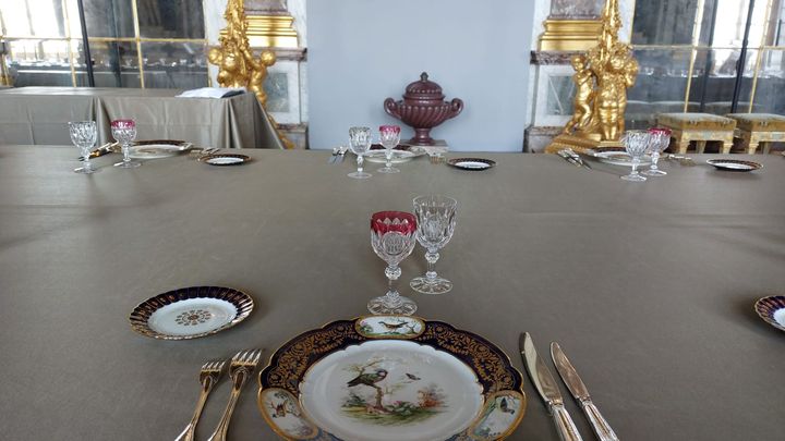 Le dîner d'Etat du roi Charles et à la reine Camilla aura lieu dans la galerie des Glaces du château de Versailles, dans une porcelaine de Sèvres. (VICTORIA KOUSSA / RADIOFRANCE)