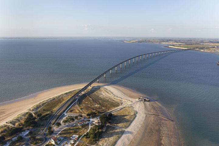 Le pont de l'île de Ré, situé à 16km de l'arrivée de la 10e étape du Tour de France 2020. (LEROY FRANCIS / HEMIS.FR / HEMIS.FR)