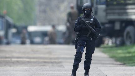 Un policier belge à Maasmechelen, au nord de la Belgique, le 20 mai 2021. (Photo d'illustration) (KENZO TRIBOUILLARD / AFP)