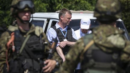 Les enqu&ecirc;teurs de l'OSCE n&eacute;gocient leur acc&egrave;s au site du crash du vol MH17 avec des s&eacute;paratistes pro-russes, le 30 juillet 2014, en Ukraine. (SERGEI KARPUKHIN / REUTERS)