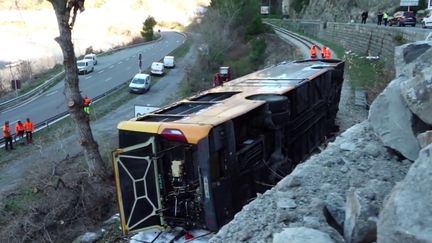 Un bus a fait une chute de dix mètres, à Levens (Alpes-Maritimes), vendredi 12 janvier. Deux passagers, âgés de 14 ans, ont été gravement blessés. Le conducteur, testé positif au cannabis et à la cocaïne, va être placé en garde à vue. (FRANCEINFO)