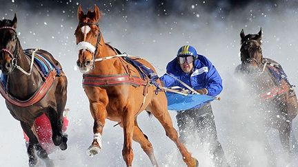 Tous les dimanches de février se déroulent des courses de skijoering à Saint-Moritz, en Suisse. (Arno Balzarini/AP)