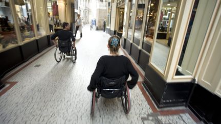 Des personnes en fauteuil roulant &agrave; Nantes (Loire-Atlantique), le 20 octobre 2009. (  MAXPPP)