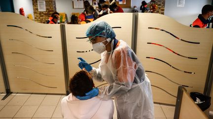 Une soignante réalise un test de dépistage du Covid-19, le 15 décembre 2020. Photo d'illustration. (SAMEER AL-DOUMY / AFP)