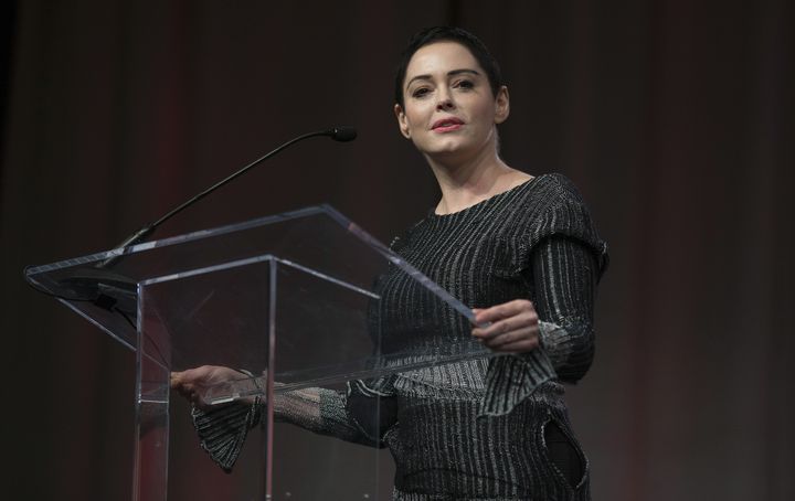 L'actrice américaine Rose McGowan, première femme à accuser publiquement&nbsp;Harvey Weinstein de violences sexuelles, lors de la marche des femmes de Détroit, dans le Michigan (Etats-Unis), le 27 octobre 2017.&nbsp; (RENA LAVERTY / AFP)