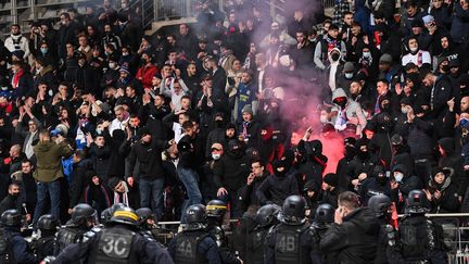 La police anti-émeute face aux débordements des supporters parisiens et lyonnais en Coupe de France, le 17 décembre 2021. (BERTRAND GUAY / AFP)