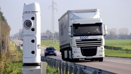 Un camion passe &agrave; proximit&eacute; d'un radar cens&eacute; collecter l'&eacute;cotaxe, le 16 novembre 2013 &agrave; Lisieux (Calvados).&nbsp; (PHILIPPE HUGUEN / AFP)