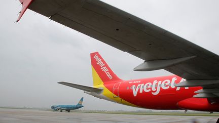 Un avion A320 de la compagnie VietJet, au départ de l'aéroport d'Hanoi au Vietnam, le 25 septembre 2013. (NGUYEN HUY KHAM / REUTERS)