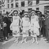 Carte postale de jeunes femmes posant avec la tenue des anneaux olympiques à Paris, en 1924. (AGENCE ROL. AGENCE PHOTOGRAPHIQUE / BIBLIOTHEQUE NATIONALE DE FRANCE)