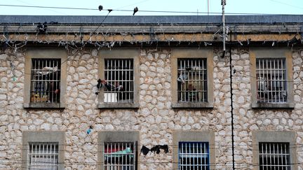 Des détenus échangent des petits sacs par la fenêtre de leurs cellules à la prison des Baumettes à Marseille, le 8 janvier 2013. (ANNE-CHRISTINE POUJOULAT / AFP)