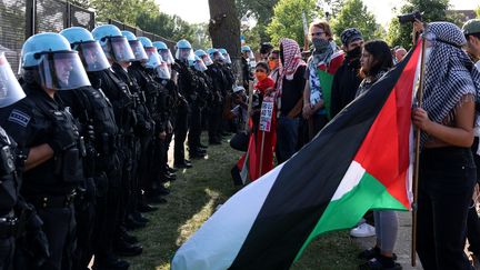 Des manifestants protestent contre le soutien américain à Israël dans la guerre menée dans la bande de Gaza, le 19 août 2024, en marge de la convention démocrate à Chicago (Illinois). (ALEX WROBLEWSKI / AFP)