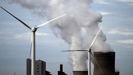 Des éoliennes situées devant la centrale électrique au lignite de Niederaussem, en&nbsp;Rhénanie du Nord-Westphalie (Allemagne), le 13 septembre 2022. (FEDERICO GAMBARINI / DPA)