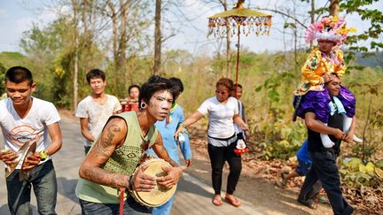 Les gens sortent de leurs maisons et rejoignent les défilés. Le rythme lancinant amène les marcheurs et les danseurs à une sorte de transe.  (Li Mangmang/Xinhua/Sipa)