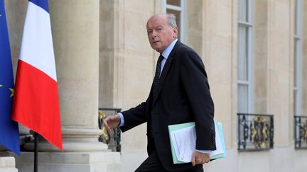 Le Défenseur des droits, Jacques Toubon, le 17 octobre 2017, sur le perron de l'Elysée à Paris. (LUDOVIC MARIN / AFP)