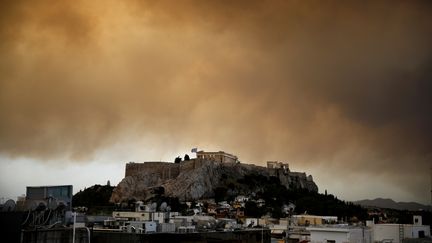 Lundi 23 juillet 2018, un&nbsp;nuage de fumée envahit le ciel de l'Acropole où trône le Parthénon, à Athènes.&nbsp; (ALKIS KONSTANTINIDIS / REUTERS)