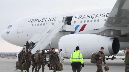 La ministre française des Armées Florence Parly se rendra dimanche 6 mars sur la base militaire de l'Otan, située&nbsp;à&nbsp;Constanta&nbsp;(Roumanie). Cinq-cents soldats français sont déjà arrivés sur ce site, situé à deux heures des combats en Ukraine.&nbsp;Ils sont présents pour rassurer les populations d'Europe de l'est.&nbsp; (FRANCE 2)