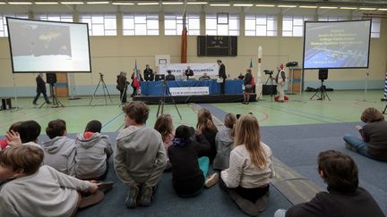 Des élèves attendent avant de discuter avec&nbsp;l'astronaute Samantha&nbsp; Cristoforetti installée dans la Station spatiale internationale, le 19 mars 2015, dans un lycée de Rueil-Malmaison&nbsp;(Hauts-de-Seine). (JACQUES DEMARTHON / AFP)