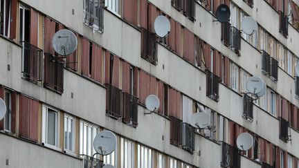 Un immeuble de la cité du Chêne-Pointu, à Clichy-sous-Bois (Seine-Saint-Denis), en novembre 2017. (LUDOVIC MARIN / AFP)