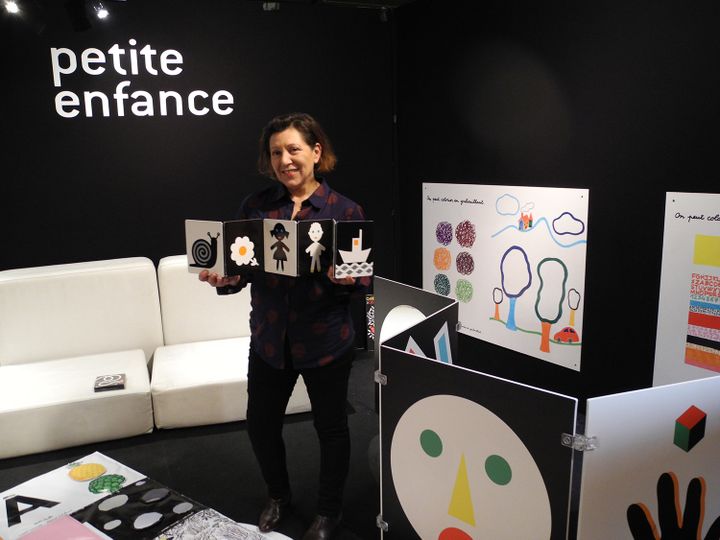 Pascale Estellon avec son imagier au salon du livre dans le pôle petite enfance du salon du livre de Montreuil
 (LHouot / Culturebox)