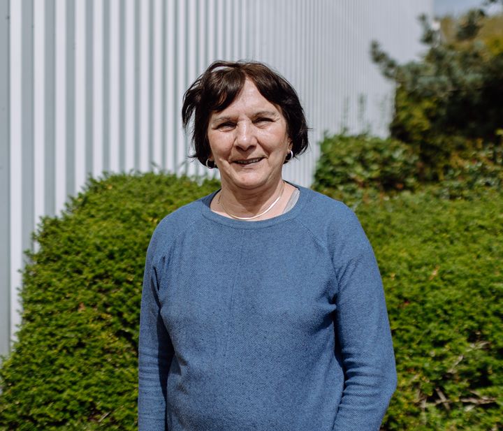 Michèle Delpierre pose devant un supermarché de Bruay-la-Buissière (Pas-de-Calais), le 12 avril 2022. (PIERRE MOREL / FRANCEINFO)