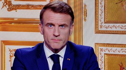 Emmanuel Macron s'exprime à la télévision, jeudi 5 décembre, depuis l'Elysée. (LUDOVIC MARIN / AFP)