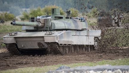 Un des 220 chars Leclerc de l'armée française lors d'une démonstration à Bures-sur-Yvette, le 23 septembre 2015. (ARNAUD BEINAT / MAXPPP)