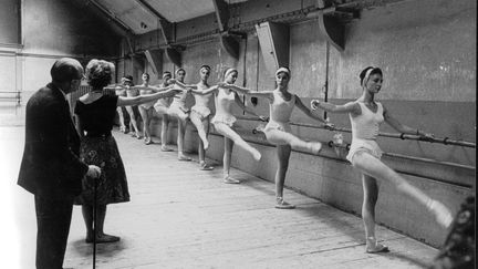 "C'est l'école de danse de l'Opéra, à l'époque c'était vraiment vétuste. Cette classe A, je m'en souviens bien, là je regarde avec attention Huguette de Vanel, professeur terrible, très très exigente et le chorégraphe Harald Lander. Ce n''est pas par hasard que j'ai souhaité vous montrer cette photo, c'est parce que j'ai vraiment voulu que son ballet "Etudes" puisse être présenté lors du programme du 4 octobre. Il était directeur de l'école de danse, il était danois, je le regardais avec beaucoup d'attention, je voulais savoir si ce que je faisais convenait.  
Je suis entrée à l'école de danse à 8 ans, là je dois avoir une quinzaine d'années. C'est touchant de revoir toutes ces jeunes filles. Il y a beaucoup de mes camarades que je vois là qui ont été renvoyées. On avait de la peine quand elles partaient, il se liaient quand même de réelles amitiés; plutôt complexes, car les places étaient réduites, on voulait être la meilleure, il fallait savoir résister à toute cette pression". 
 (Roger Picq)